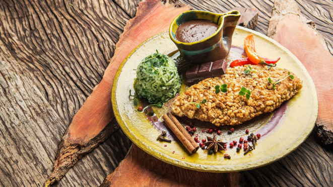 Frango com amendoim e "mole poblano".