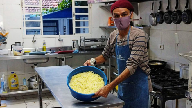 Batatas devidamente raladas e prontas para irem para a frigideira.