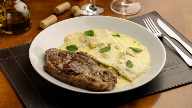 Chorizo com ravióli de muçarela de búfala e pesto ao molho Alfredo, opção do menu do jantar do Armazém 71 Cucina - Vino.