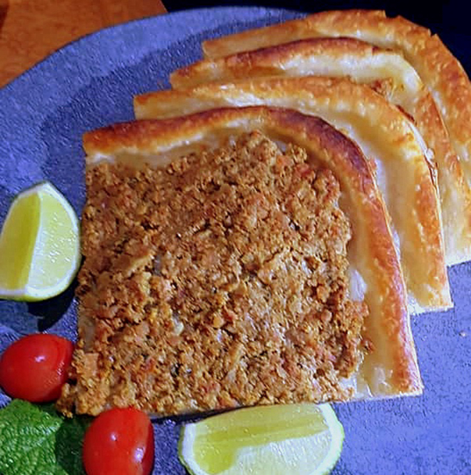 Madfoura, a grande esfiha aberta, feita com massa folhada e de sabor exclusivo.