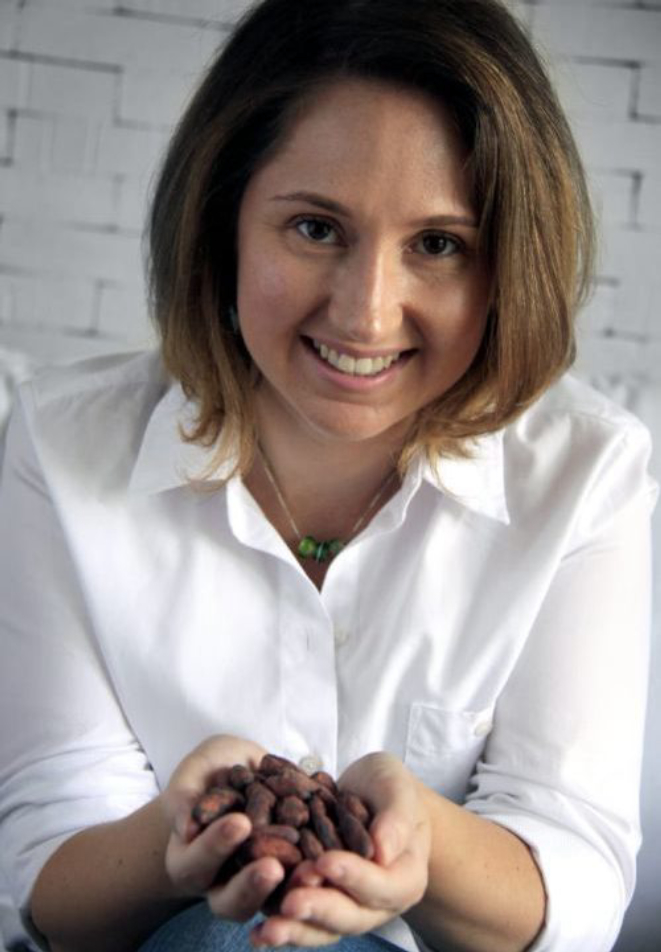 Bibiana Schneider é sócia-fundadora da premiada chocolateria Cuore di Cacao, inaugurada há 17 anos em Curitiba e referência no processo artesanal bean to bar. A Cuore foi a primeira chocolateria brasileira a participar do Salon du Chocolat de Paris em 2007.