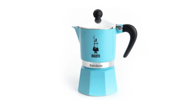 Na cafeteira italiana, a água deve ser colocada até a válvula. Foto: Divulgação