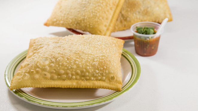 Pastel de carne da Pastelaria Brasileira já levou o prêmio de melhor de Curitiba por diversas vezes. Foto: Letícia Akemi