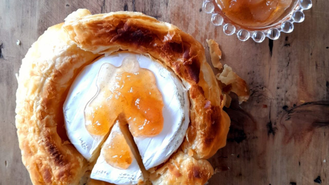 Camembert folhado com geleia de pera e baunilha Bourbon, do Empório Rosmarino.