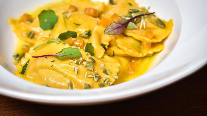 Agnolotti com creme de abobora, escarola e queijo azul