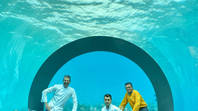 Andrea Berton, à esquerda, - Alessandro Sciarrone (no centro) - assina o cardápio do restaurante embaixo d'água H20