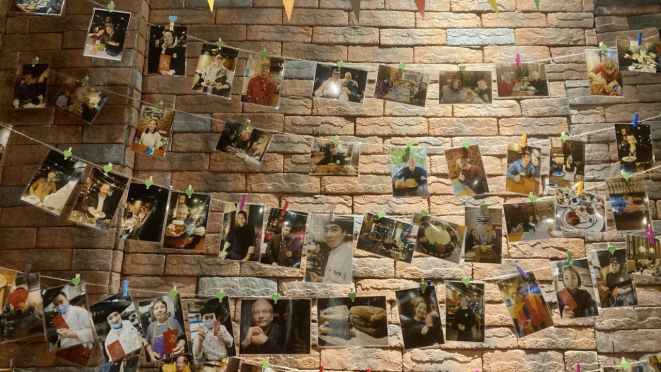 E até chegar a reserva, os detalhes, o capricho, o carinho com os clientes, a mesas ocupadas, nos anunciam: surpresas boas chegarão a nossa mesa!