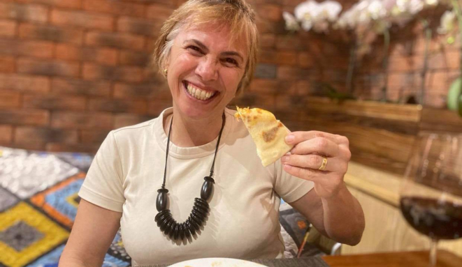 Servidos? Adoro, sem desrespeitar a etiqueta, sem fazer feio, comer pizza com as mãos. É bom demais!!