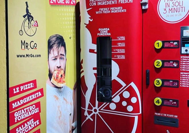 A massa da pizza é feita na hora e o cliente pode observar por uma janelinha