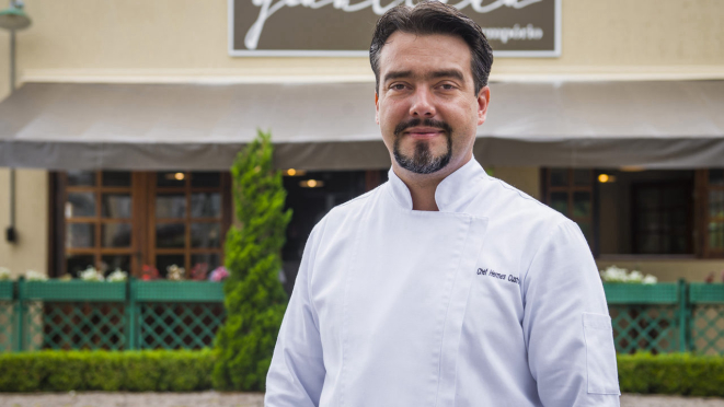 Chef Hermes Custódio à frente de seu restaurante, recém-inaugurado, em Curitiba. Ele será o anfitrião de Jantar Harmonizado.