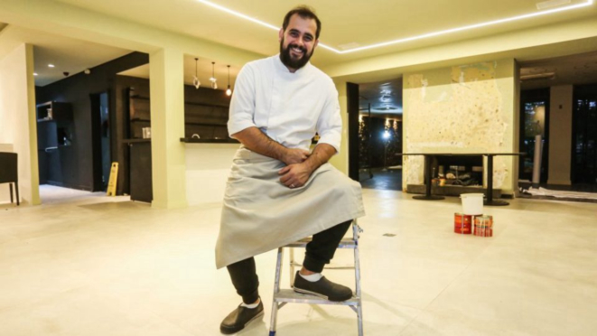 Rodrigo Tristão no salão vazio, ainda em obras. Mais um dias e estará tudo funcionando a pleno vapor.