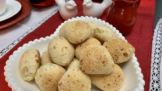 O pão de queijo é um dos queridinhos no grupo. Cada postagem, cada fornada que um integrante do grupo compartilha, a receita, os ingredientes adaptados, o preparo tem que estar a ponto de um click porque o pessoal volta a perguntar. A Becca, a Giovanna brincam, nos inspiram e claro nos engordam virtualmente!