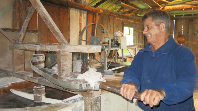Seu Luiz Firmino na farinheira artesanal que existe há mais de 30 anos.