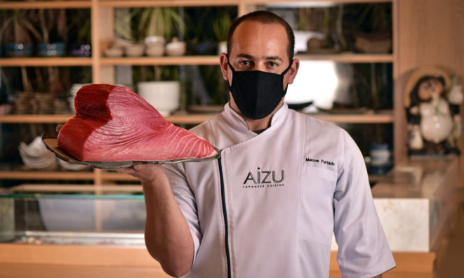 Marcos Furtado, o sushiman do Aizu, com o bluefin, dos mais nobres dentre os tipos de atum.