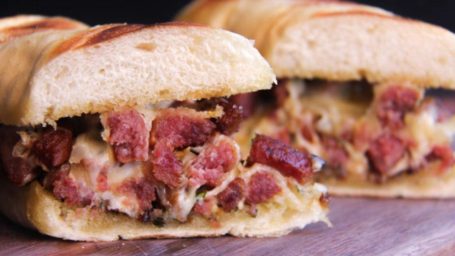 Chivito de linguiça Blumenau, novidade de inverno da Parrilla del Puerto.