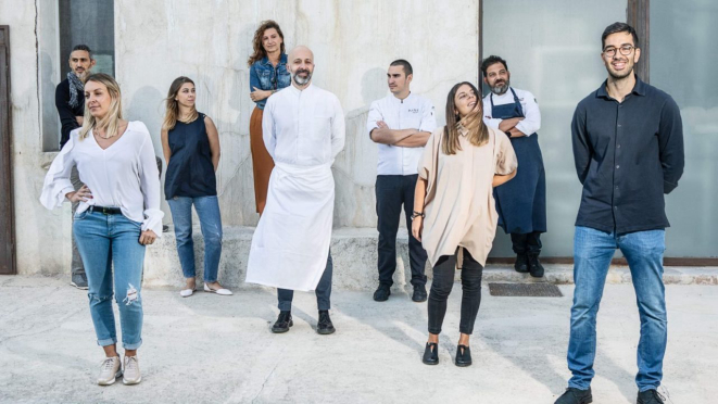 Niko Romito (todo de branco) é chef do Farmacia Alimentare e um dos mais importantes da Itália