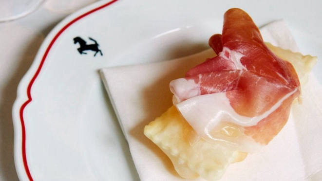 Um dos pratos revistados por Bottura é o nhoque frito servido com salame