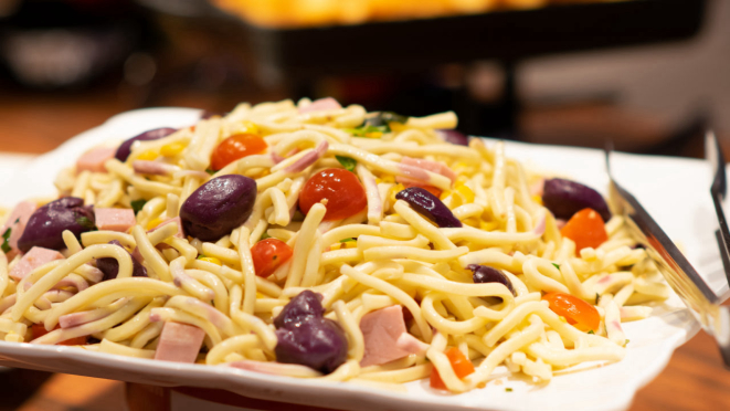 Salada de macarrão, comum na Itália, agora também na mesa de frios do Dom Giovanni.