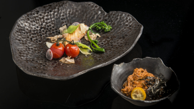 Siri cremoso, com tirinhas de nori e uma rodelinha de compota de kinkan, legumes, lascas de ervilha torta e katsuobushi