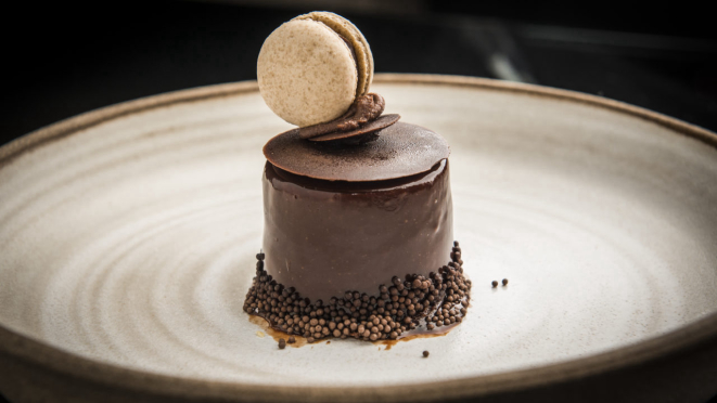 Mousse de chocolate 54%, cremoso de chocolate e caramelo salgado - sobremesa do cardápio regular do Raulino Cozinha Autoral.