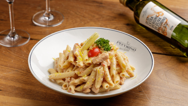 Penne alla vodka con salmone: massa fresca com molho rosé, toque de limão-siciliano, parmesão e lascas de salmão flambado na vodka, do Pecorino Bar e Trattoria.