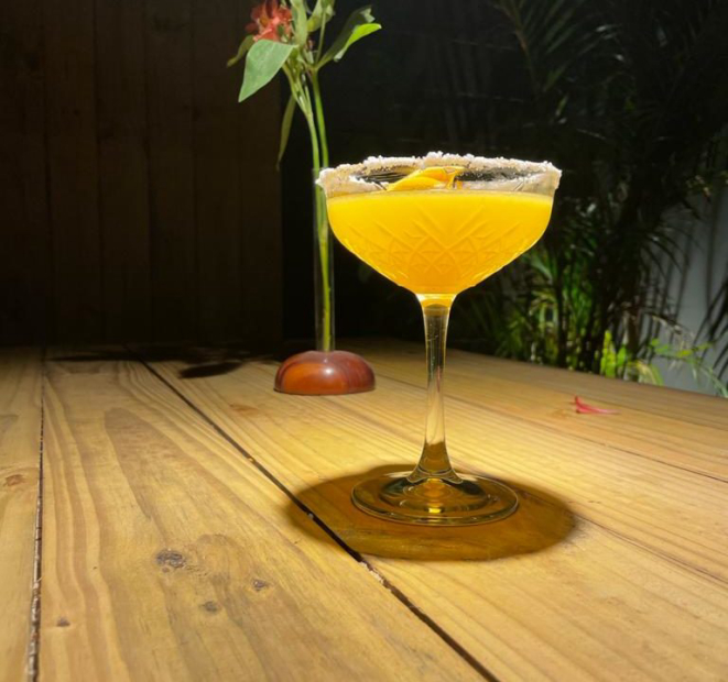 Drink Graciosa leva cachaça, maracujá e genibre. Foto: Gisele rech