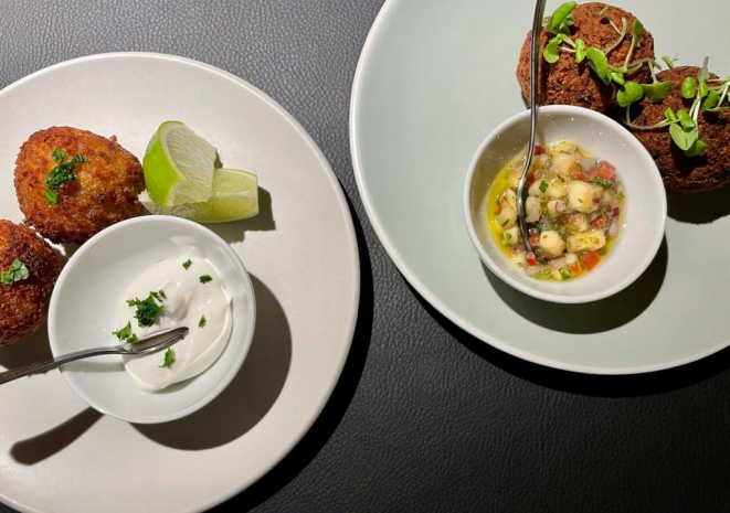 Bolinho de siri e bolinho de barreado são opções de entrada do Antonina. Foto: Gisele Rech