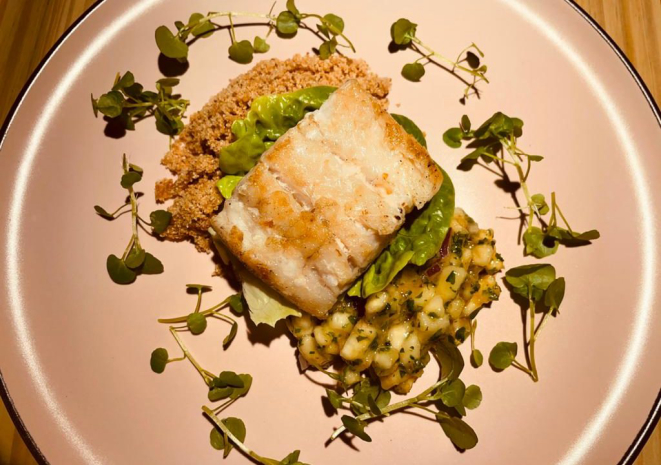 Peixe na brasa com tartar de banana e farofinha de cebola. Foto: Gisele Rech