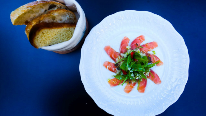 Salade de Saumon (Salmão defumado na casa, com salada de rúcula, vinagrete de funcho e maçã verde).