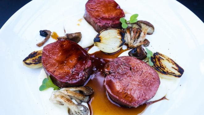 Langue de bouef (Língua de boi curada e maturada, servida com purê de batata, cogumelos, cebola assada e molho demi glace) - especialidade do chef Rodrigo Tristão.