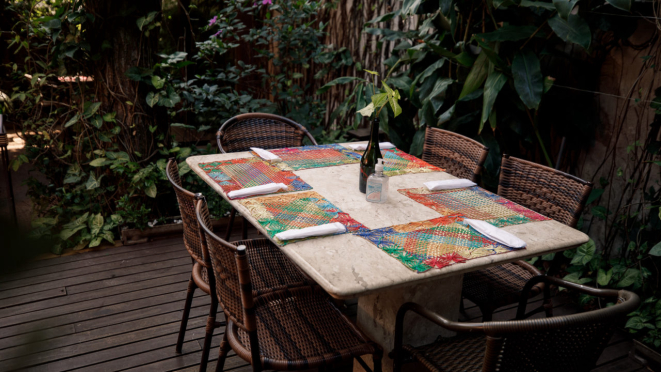 Uma mesinha no quintal, a paz no entorno, um brinde e tudo de bom.