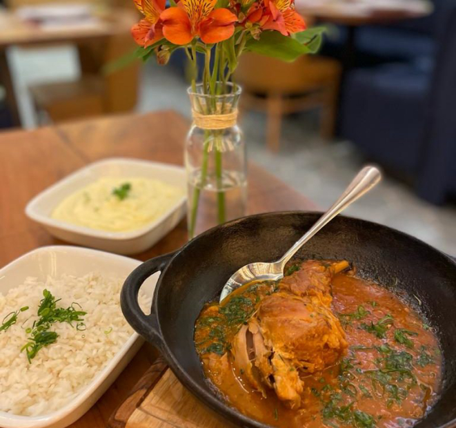 O Coelho à Moda é um dos pratos comfort food do Frères. Foto: Gisele Rech