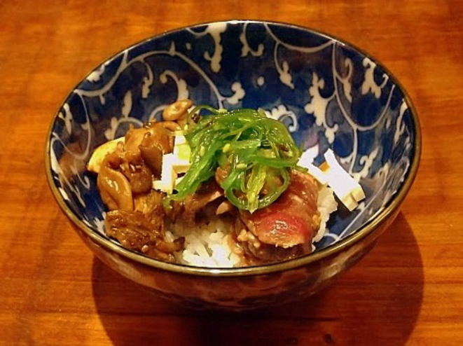 Prato quente do omakase: Guiosashi de mignon marinado, limão, gengibre, shimeji, tofu defumado e alga wakame.