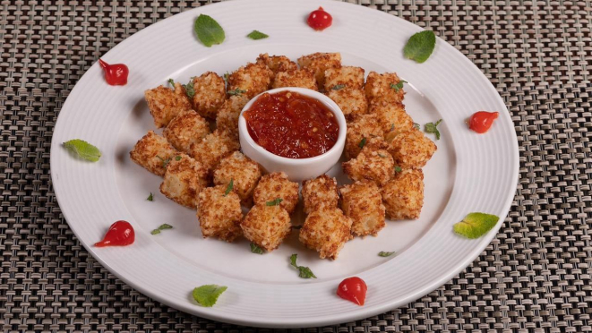 Dadinhos de tapioca, com molho de mel e pimenta.