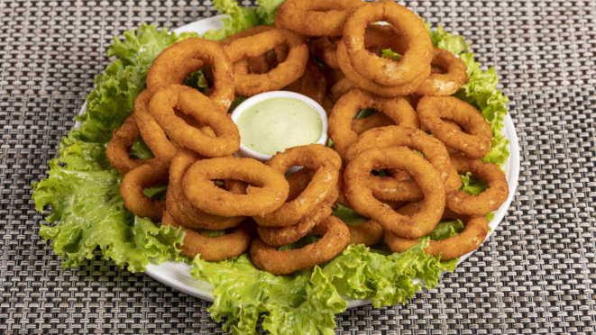 Anéis de cebola, entre os petiscos do Restaurante Passaúna.