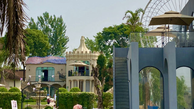 Réplica de roda gigante, pátios verdes e floridos, restaurantes que mais se parecem castelos, as mídias sociais imprimem a nova tendência, uma concorrência explícita entre pratos e locais.