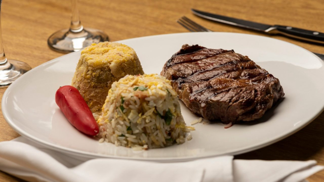 Entrecôte com arroz biro-biro e farofa, do Badida Carnes Nobres | Foto: Fernando Zequinão