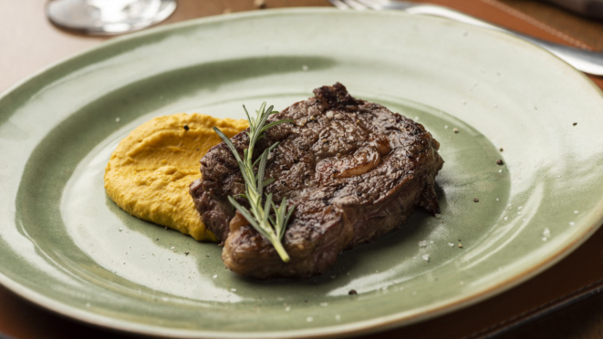 Ancho com purê de abóbora, do Bull Prime Carnes Nobres | Foto: Fernando Zequinão