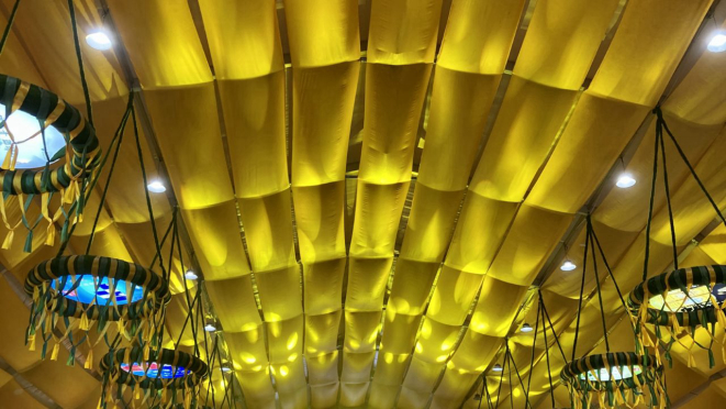 Parque de diversões, exposições, barracas de comida de rua, muita cor e luzes, mais de 400 apresentações e atividades culturais, incluindo jogos esportivos, e-sports e muita cerveja, é claro!