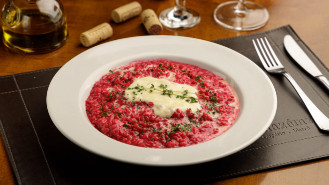 Risoto de beterraba com queijo stracchino, do Armazém 71 | Foto: Fernando Zequinão