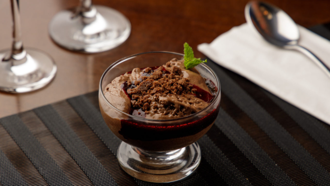 Mousse de chocolate meio amargo com calda de amora e crocante de cacau, do Curry Pasta | Foto: Fernando Zequinão