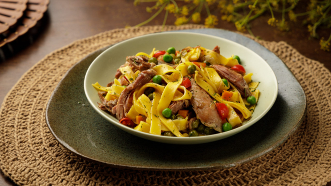 Fettuccine com lascas de pato e legumes, da Casa Varela | Foto: Fernando Zequinão