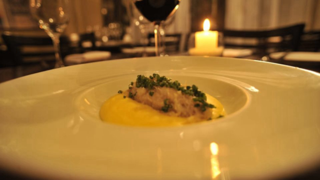 Polenta cremosa com ragu de bacalhau trufado - novidade entre as entradas do menu personalizado do Ernesto Ristorante.