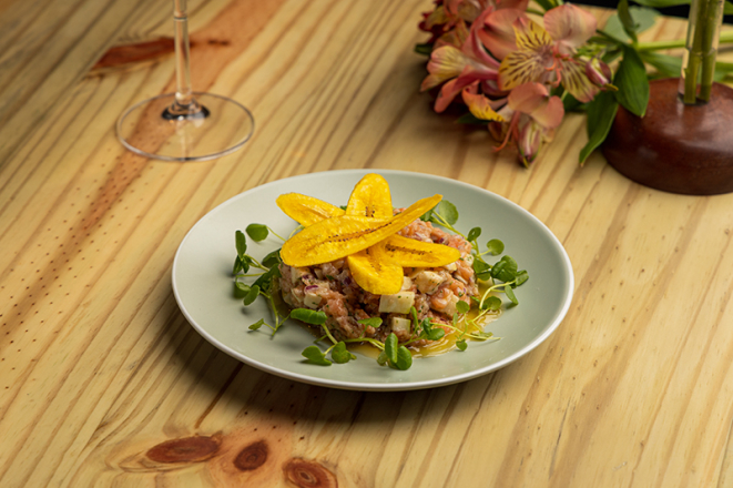 Tartare de salmão caiçara, servido com chips de banana, do Antonina. Foto: Fernando Zequinão.
