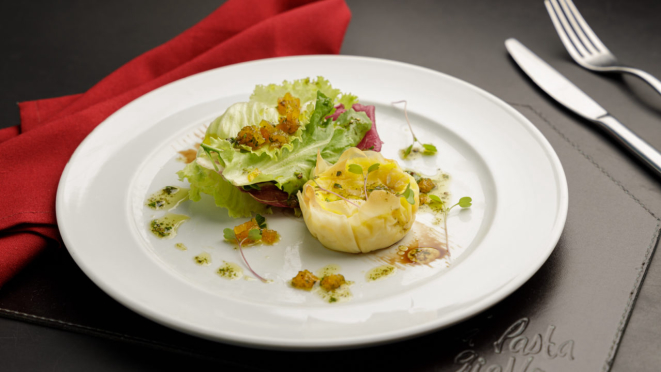 Torta de queijo brie, com vinagrete de damasco e mix de folhas, do La Pasta Gialla. Foto: Fernando Zequinão.