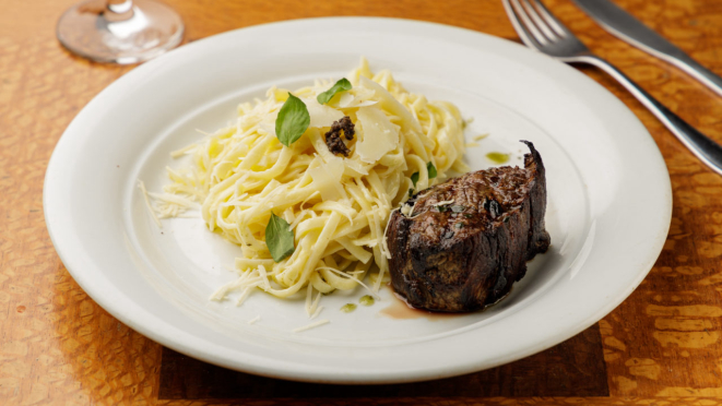 Tagliolini alfredo trufado com mignon, do Anarco Batel. Foto: Fernando Zequinão.