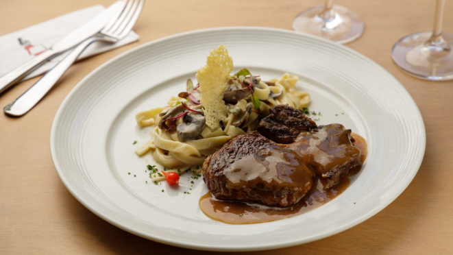 Ancho com fettuccine artesanal e cogumelos, opção do jantar do Donna Taça.