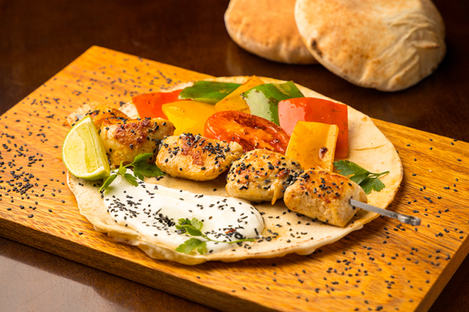 Shish de frango, acompanhado por legumes, coalhada e pão sírio, do Aish Baladi Gastronomia Árabe. Foto: Fernando Zequinão.