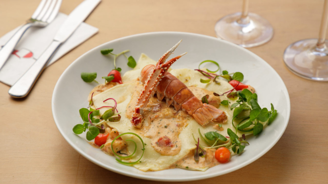 Raviolão de lagosta e camarão, da Pimenta Brasserie | Foto: Fernando Zequinão