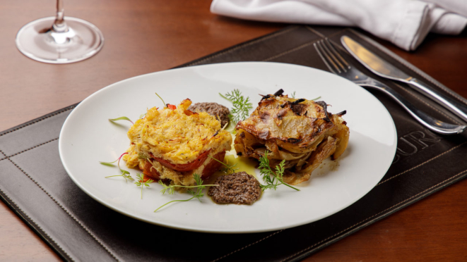 A aposta para saborear o napoleão de bacalhau com batatas boulangère e pesto de azeitonas pretas, do Vindouro, são os vinhos portugueses. Foto: Fernando Zequinão.